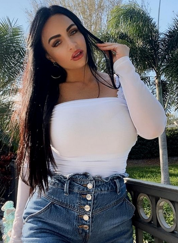 Gretchen from the US wearing our 20" Deluxe Clips Natural Black #1B